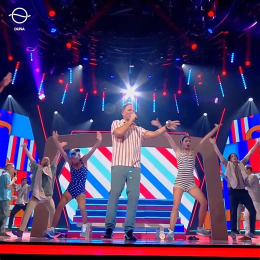 Csináljuk a fesztivált! on Instagram: "🎙️ Táskarádió. Az Illés együttes énekelte a Szerelmes biciklisták című filmben, bár nem az Ő szerzeményük, hozzájuk nőtt. A CSAF színpadára Kirchknopf Gergő és az elképesztő hangzásvilágáról ismert Fool Moon hozta a dalt! 📻 #CSAF #DunaTV #Duna"