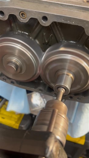 THURSDAY EVENING IN THE WORKSHOP: And it’s time for a quick bench test of our recently serviced 14/71 huffer. That’s only ticking over at appx 1,500 RPM, basically idling. So…..Say 25% over at full chat it means it’s be spinning at🤔⌛️⏳💤❗️= 8,000RPM 2,000RPM(engine speed plus a quarter)= 10,000RPM in the chassis at the top end! It’s no wonder it takes several hundred horsepower off the crank just to spin it at high speed with fuel and air being forced though⚙️⚙️ | Bob Hawkins