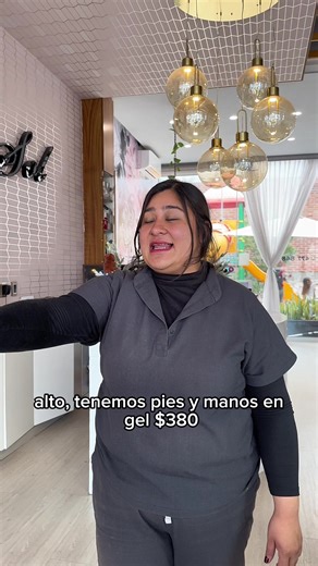 ✨💅🏻 Enero llegó con brillo, chisme y promociones que hasta tu ex querría aprovechar. 💅🏻✨ Te presentamos nuestro Set Refresh, perfecto para empezar el año con uñas nuevas y actitud renovada 😌✨ 💕 ¿La promo? 30% de descuento en el retiro de gelly tip o acrílico cuando te haces un set nuevo. (Los diseños se cobran aparte, porque la belleza también se trabaja, amiga.) ⏰ Ojo: esta promo solo aplica martes y viernes