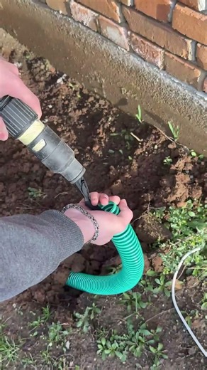 Kabel durch ein Rohr ziehen #kabel #rohr #diyhack
