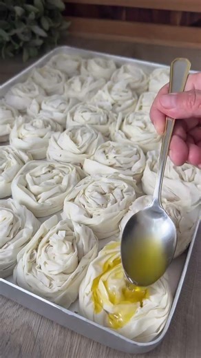 بقلاوة بالعجينة الجاهزة على شكل وردة #food #عشاءلذيذ #dessert #cooking #recipe #اكسبلور #رمضان