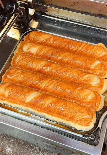 新感覚のカリカリデニッシュ🥐 クロワッサンのようなデニッシュ生地をねじって焼いた新感覚のスイーツ「クリッカー」が食べられるお店！🏠 砂糖をふんだんにつけた生地を焼き上げた香ばしい匂いが漂う絶品スイーツ！ 1つ150円でお安いのとお店の方があたたかくて最高👏 ご馳走様でした！ 📍ボンテンキッチン / 住之江 ￥150～/人 ⏰営業時間：9:00〜19:00 💤定休日：日曜日、月曜日、水曜日、木曜日 🏠住所：〒559-0003 大阪府大阪市住之江区安立３丁目８−７ #東京グルメ#大阪カフェ #tiktokfood