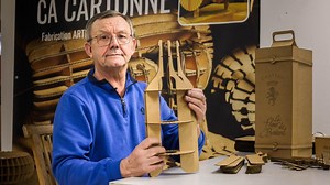 À Dizy, il transforme des intercalaires de tirage en bouteilles et bouchons de champagne en carton