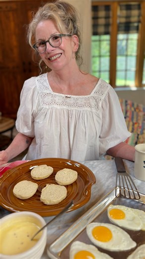 Modern Prairie on Instagram: "Saturday plans: brunch confidence unlocked. 💛🥂 Say hello to our No-Fail Hollandaise—rich, silky, and made entirely in the blender (no stovetop, no double boiler, no stress). Why it works without cooking: The heat from the hot melted butter gently cooks the egg yolks as it blends, creating that classic thick, creamy emulsion—without the risk of scrambling or breaking. It’s simple, foolproof, and very weekend-friendly. No-Fail Hollandaise Makes about 1½ cups Ingredi