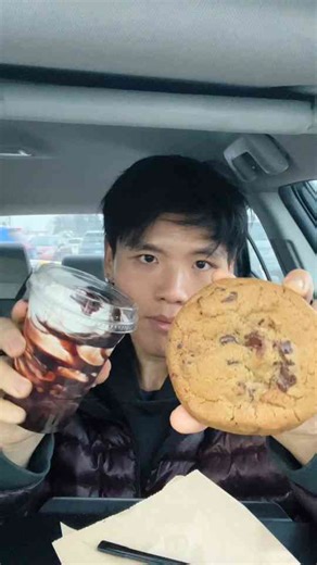 Trying Costco’s double chocolate chip cookie and fudge sundae mukbang