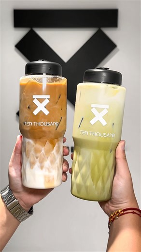 JK享食樂園｜台北美食·全台美食｜ on Instagram: "📍全台分店 《TEN THOUSAND》 我最愛的咖啡廳TEN THOUSAND 重新開賣1公升續命咖啡啦🔥 包含飲品價位落在$220-$280之間 外瓶還是韓國製的環保瓶🇰🇷 超划算的耶！！ 不喝咖啡還有抹茶/巧克力/芒果歐蕾可以選擇 第二波限量3000瓶 要買要趁早！ ▫️拿鐵咖啡 ²⁶⁰ ▫️抹茶歐蕾 ²⁸⁰ ——————————————————————— 📍TEN THOUSAND @tenthousand_tw 🏠全台分店 詳見官方粉專公告 📝北區每店限量60瓶/天，中區每日限量100瓶 ——————————————————————— 🔍標籤搜尋： 地區🏷️#JK吃台灣、#JK吃台北 店家🏷️#JK在TENTHOUSAND 🔅歡迎按讚、分享、珍藏此貼文！ 🔅追蹤看更多美食分享 @jk__foodie ©請尊重圖文版權，未經允許請勿擅自轉載、編輯與任何商業運用。 #美食 #台北美食 #台中美食 #TENTHOUSAND #tenthousandcoffee #咖啡廳 #台北咖啡廳 #台中咖