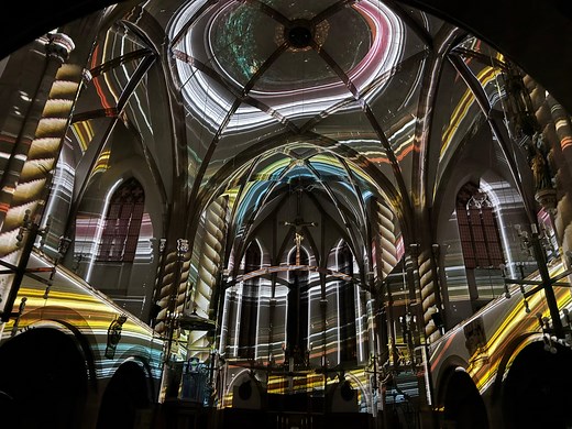 Genesis als farbenprächtige Kirchen-Lichtshow in Nürnberg