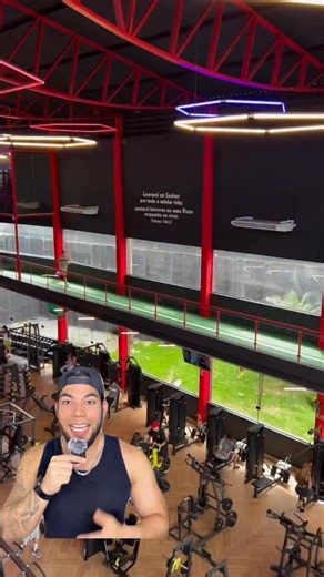 Cesar Dasilva on Instagram: "Innovación real dentro del gimnasio 💡🏃‍♂️ Esta academia decidió ir un paso más allá y creó una pista de carrera dentro del propio gym. Si llegas y no hay caminadoras libres, o simplemente no te gusta correr en la cinta, ahora tienes esta opción para hacer tu cardio de una forma mucho más dinámica y entretenida. A mí, personalmente, me encantó y la usaría muchísimo 👌 Ahora dime tú👇 ¿La usarías o prefieres la caminadora de toda la vida? Síguenos @estaciondemusculac
