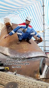 I was having fun playing, the best partner asked to give me five #weld #welder #welderSuhariAri #weldernation #welderslife #welding #fcaw #skills #solda #soldador #highlight #tendencia #bluecollar #foryou #foryoupage #vidio #vidioreel #fypvidio #fyp @sorotan | Suhari Ari