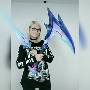 Here's another look at our KDA Akali props! Did you guys enjoy the new tutorial for them? 😁 if you haven't seen it check it out on our channel! These are made from 5mm and 2mm Eva foam, with a PVC pipe for the handle and then airbrushed with some bright colorful paints! The paint is my favourite part for this one! I love the colour combination for these weapons 😍 Thanks to riot for sponsoring these tutorials! | Kinpatsu Cosplay