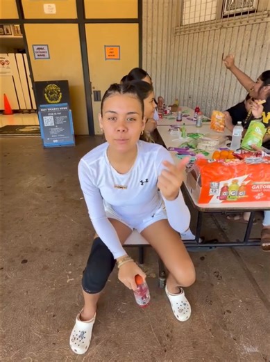 PREGAME FUEL FOR THE LADY HAWKS 🏀💛 We captured a pregame moment of the team gathering, laughing, and getting fueled up with the blessings provided today by Kaui Asinsin with the Nānākuli High School Ohana Resource Center to make sure the girls were ready to go. We believe all the love, encouragement, every effort and blessing made for Nānākuli's student-athletes matters. Let's continue to fill in the gap together 💯❤️🤙 When EVERY student-athlete is supported, everyone wins. 🖤💛🦅 As it takes