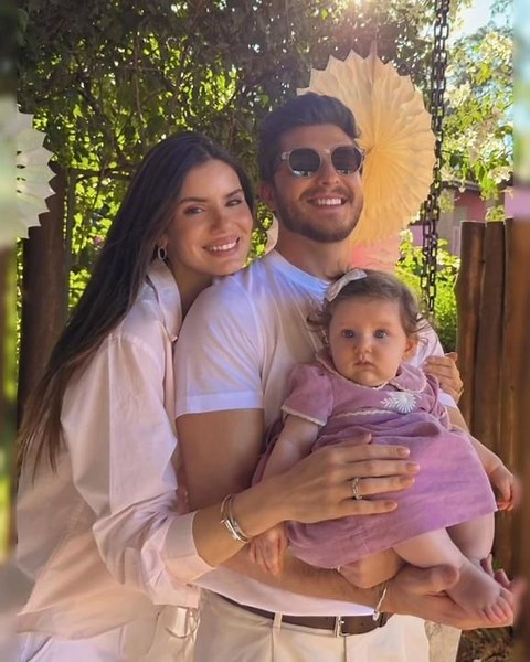 Camila Queiroz shares a moment with Klebber Toledo and their daughter