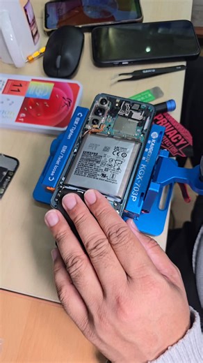 Is Your Phone's Battery Bulging? Stop Using It NOW! ⚠️ #BatterySafety #PhoneWarning #techtip | THE PCPHONE