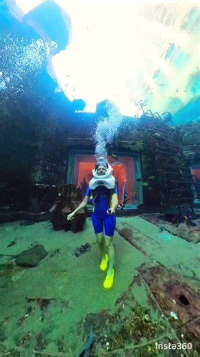 Swimming with SHARKS & ray’s in DUBAI 😱 at Atlantis The Palm #Dubai