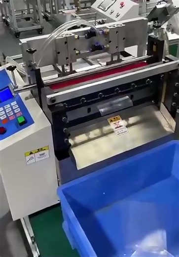 Non Woven Bag Making Machine Plastic Film Bag Cutting Sealing Machine Bag Making Machine With Punching