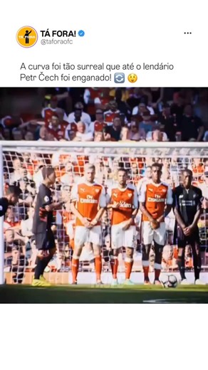 TÁ FORA! on Instagram: "🪄 A Curva Impossível: O Dia em que Coutinho “Enganou” Čech… 🇧🇷 Philippe Coutinho protagonizou um de seus momentos mais inesquecíveis com uma cobrança de falta espetacular contra Petr Čech, deixando todos os espectadores incrédulos. 🏟️✨ De longe, ele bateu na bola com uma técnica perfeita, fazendo-a curvar por cima da barreira e cair exatamente no ângulo com uma precisão implacável. 🎯⚽ Čech, um dos maiores goleiros de sua era, até leu a jogada cedo, mas ainda assim nã