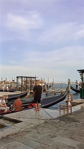 La🚣‍♂️ barca arrivò a riva e attraccò.🚣‍♂️🌊 #venice #travel #venezia #gondola #history #traditional