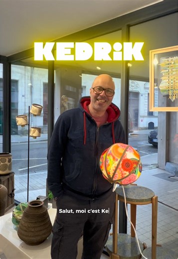 ✨Découvrez Kedrik Il métamorphose le carton en sculptures lumineuses, où jeux d’ombres et transparences révèlent toute leur poésie. Il donne aussi vie aux tissus grâce à l’éco-print, capturant l’empreinte des végétaux pour des créations uniques, inspirées par la nature. 🍃💡 Venez découvrir ses œuvres dès maintenant ! #artsandco_angers #angers #cultureangers