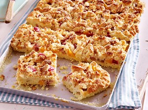 Pfirsichkuchen vom Blech: Vier Rezepte mit Pudding & Co.