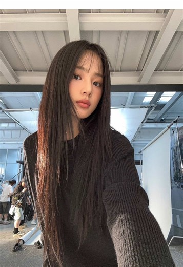 — ˗ ˋ ୨୧ ˊ˗ — || and i cried at the curbbb og idea by mee✌️ || #newjeans #luvqkyung #fyyp #holdonwaitaminute #xybca || NewJeans in 2022–2023 felt like a reset button for K-pop, and that’s why so many people see that era as unmatched they didn’t just debut, they shifted the vibe. While most groups were going bigger, louder, and more maximalist, they slid in with soft Y2K styling, natural vocals, and songs that felt like something you’d loop while biking at sunset with your headphones on. “Attenti