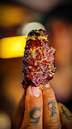 Tony Ramirez | TFTI BBQ on Instagram: "𝙃𝙊𝙉𝙀𝙔 𝙇𝙀𝙈𝙊𝙉 𝙋𝙀𝙋𝙋𝙀𝙍 𝙒𝙄𝙉𝙂𝙎 Lemon pepper has always been one of my most favorite wing flavors. Especially when ordering from @wingstop But these right here are next level 💯. The freshness of the grilled lemons and its zest paired with @melindasfoods hot honey is straight 💰 _______________________________________ 𝙁𝙪𝙡𝙡 𝙍𝙚𝙘𝙞𝙥𝙚 𝙖𝙣𝙙 𝙖𝙡𝙡 𝙤𝙩𝙝𝙚𝙧 𝙍𝙚𝙘𝙞𝙥𝙚𝙨, 𝙈𝙚𝙧𝙘𝙝, 𝘿𝙞𝙨𝙘𝙤𝙪𝙣𝙩𝙨 𝙖𝙣𝙙 𝙈𝙤𝙧𝙚 𝙤𝙣 𝙢𝙮 𝙬𝙚𝙗�