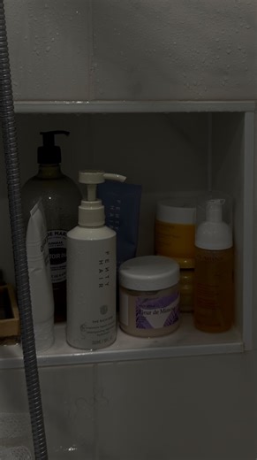 J U S T I N E K A M A R A on Instagram: "la définition de mon « take care of myself » J’en profite pour vous montrer mon petit rituel quand j’enlève ma coiffure protectrice Les étapes : Soin @olaplex n•3 Shampoing hydratant,soin réparateur, leave in @fentyhair Mousse nettoyante visage @diorbeauty Gommage corps @soldejaneiro Crème corps @loccitane_fr Masque visage @drjart Brume @ritualscosmeticsfrance Baume argan @hapsatousy_lamaison offert"