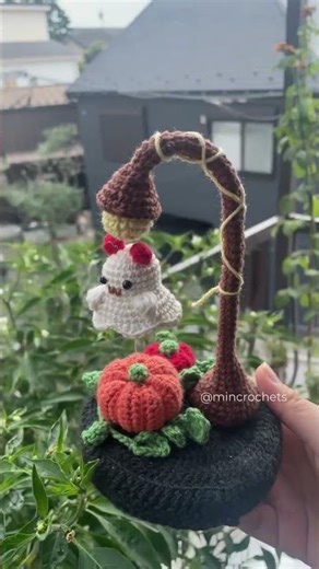 A ghost… with a pumpkin… under a crochet lamp 👻🎃#HalloweenCrochet#CrochetDecor#AmigurumiLove