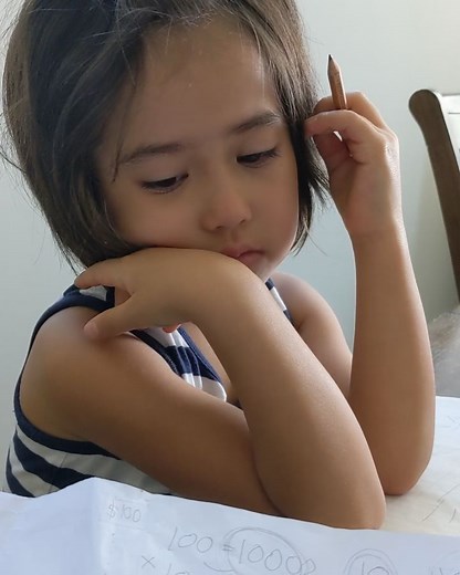 WHTchannel【ワットチャンネル】 | かん字の 七 探してるの 悲しい時もある #whtchannel #ワットチャンネル #アメリカ生活 #海外生活 #バイリンガル #biracial #bilingual #japaneseamerican #ハーフキッズ #漢字の勉強 #４歳 | Instagram