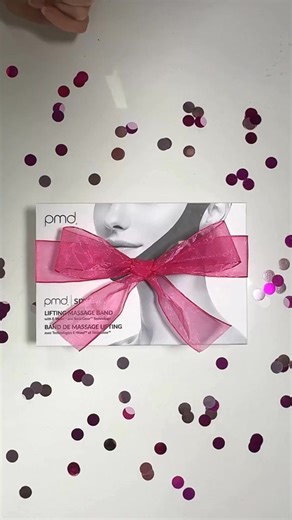 ✨ Introducing the SMAS Lifting Massage Band ✨ Lift, sculpt, and refresh! The new SMAS Lifting Massage Band helps define your jawline, reduce puffiness, and boost skin’s firmness — all with a hands-free, wireless design made for multitasking. Who wants this?! 🙋‍♀️ | PMD Beauty