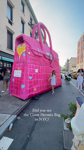 The Giant Hermès Birkin Bag pop up installation in New York City All in a NY Minute Exhibition. Monday Creators: @moyamusic_ @_not.jcole #hermesbirkin #birkinbag #birkin #giantbirkinbag #popup #nycexhibition #fashionstyle #fashioncommunity | Ludjero Closet