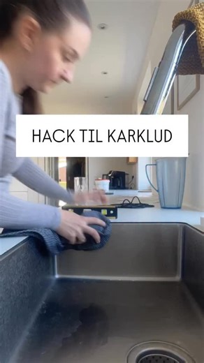 Ophæng til karklud! Påsæt en holder eller to på indersiden af din vask - perfekt til en karklud eller svamp 🧽 .. tip; sæt den på den side man ikke ser ved første øjekast når man kommer ind i rummet. Kommenter: klud Så sender jeg dig direkte i retningen af hvor de kan købes til kun 29 kroner. | Organisering og oprydning