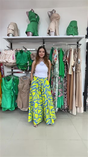 Un outfit que equilibra carácter y delicadeza. Pantalón de estampado protagonista, blusa blanca que aporta calma y una flor como detalle sutil que eleva todo el look Pensado para destacar con estilo, sentirte cómodo y dejar que los detalles hablen por ti. Un look que se nota, sin exagerar.✨ #moda #modastreet #ibague #parati #fyp