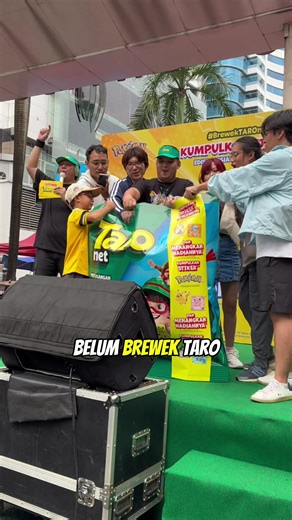Bisa-bisanya CFD pertamaku se-dar der dor ini! Seru banget!! Soalnya ada Brewek Massal Taro bareng @Taro Snack Shop ! Selain banyak acara seru dan hunting kartu Pokémon Taro, sekarang kalian bisa kumpulin sticker Pokémon Taro di taroverse.id dan berkesempatan menangin tiket liburan ke Jepang! Ayo Brewek Taronya! #pokemon #pokemontcg #kartupokemon #taro #hyperpotatoes