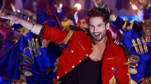 Shahid Kapoors alien dance video on Dame Tu Co Sita song goes viral—Watch