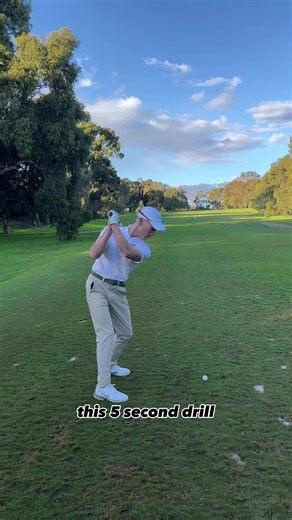 only 5 SECONDS to perfect your backswing 🤩 #golftiktok #golfviral #golftok #golftips