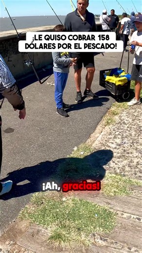 ¡Increíble momento captado! La cara de sorpresa al escuchar el precio de este pescado no tiene precio. ¿Ustedes pagarían 158 dólares por esto o saldrían corriendo? Definitivamente, hay lugares donde mejor preguntar antes de pedir. 🐟💸 #pescado #preciosaltos #humor #sorpresa #viral