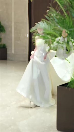 法式极简缎面婚纱✨ 一字抹胸勾勒温柔肩颈后腰大蝴蝶结尽显少女心简约大气，一眼沦陷的白月光婚纱 #洛阳婚纱#缎面婚纱#新娘跟妆#洛阳备婚#我的婚礼
