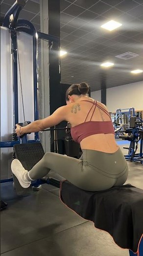 Remo en polea (agarre ancho y neutro)