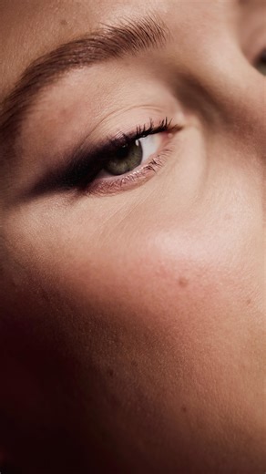 Sisley Paris on Instagram: "You don’t need liquid liner to elongate the eye; you need the right pencil and a good blend. This is one of @lesliedumeix’s industry secrets and the key to her signature look. Years backstage and on set have taught her that the most lifted, elongated eye never comes from a harsh line — it comes from technique and the right products. Armed with the versatile, blendable Phyto-Eye Twist, here’s the steps to recreate the look yourself — or save for later: 1: Use a matte e