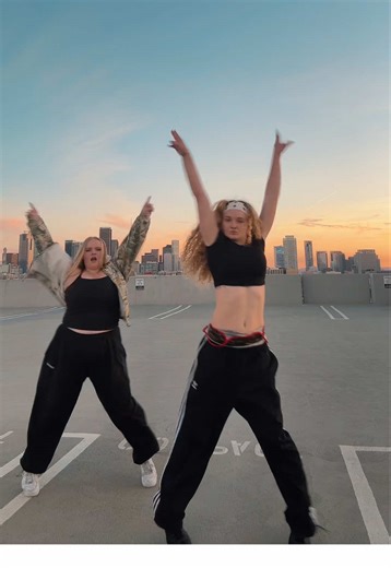 loving this trend & this view 😍#dancer #viral #fyp #drake #dance