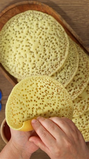 Clatite marocane cu 1000 de gauri, cunoscute ca baghrir. O reteta simpla, pufoasa si foarte gustoasa, perfecta pentru mic dejun sau desert. Se servesc calde, cu unt topit si miere, iar textura lor le face irezistibile. #ClatiteMarocane #Baghrir #RetetaVideo #DesertDeCasa #MicDejunDulce | JamilaCuisine