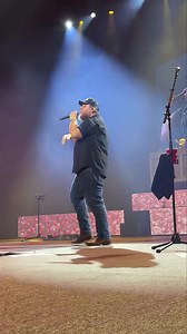 Petite pause hydratation pour Luke 🍻🤠 • Shotgunning a beer 101 with Luke Combs🍻🤠 | LASSO Montréal