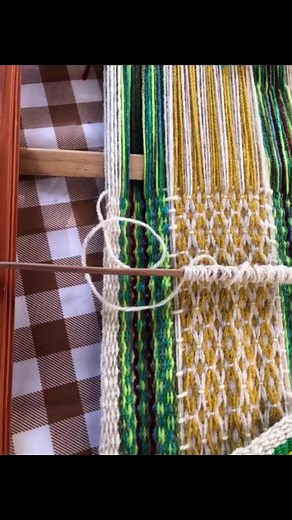 3.7K views · 45 reactions | Teclados limpios con este colorido tejido a telar. Urdido en redondo por supuesto. Lanas mixtas .❤️ | Bordados La Varita Mágica | Facebook