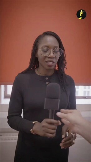 🔴 « Je dis aux insoumis que nous sommes du bon côté de l’Histoire. Nous devons construire des relations solidaires entre les organisations qui luttent contre la guerre, le génocide et la déshumanisation produite par le fascisme. »Amara Enyia, co-directrice du Movement for Black Lives aux États-Unis, au micro de l’Insoumission lors du meeting antiguerre du samedi 20 juin.