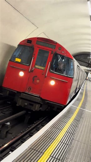 London Underground Bakerloo line Approaching Embankment #train