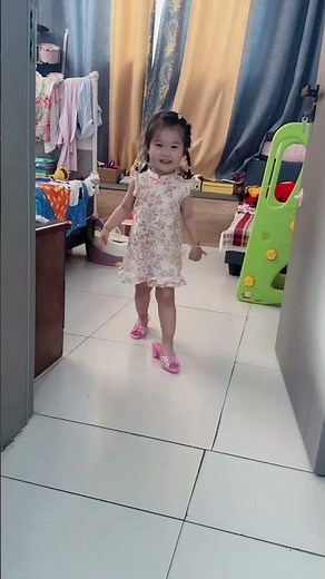 Little girl in high heels slips and falls in Shandong, China