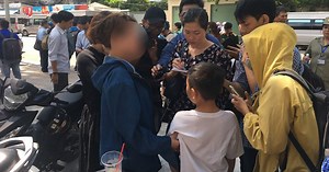 Con trai của hiệp sĩ bắt cướp bị đâm chết: "Từ nay bố sẽ không còn đón con đi học về, chở con đi chơi nữa hả mẹ?"