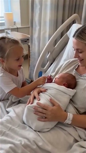 “Big Sister Meets Her Baby Brother for the First Time 🥹❤️”🔥 #BabyBrother #BigSister #NewbornBaby #