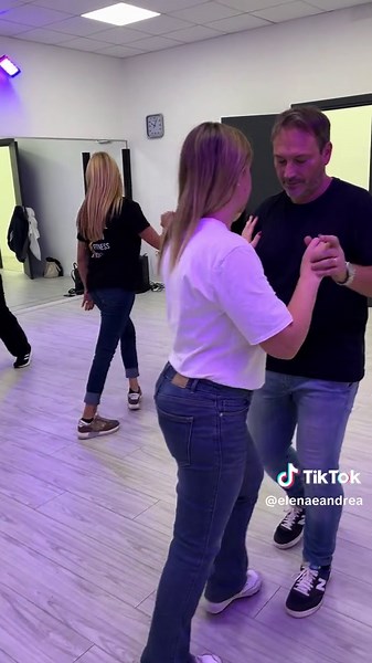 Video di Elena e Andrea (@elenaeandrea) con suono originale - Elena e Andrea