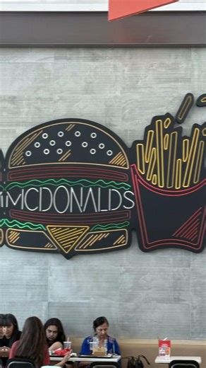 Lunch at the WORLD’S LARGEST McDonald’s 🍔🍟 Only in Orlando 😂 Would you stop here if you saw it? #WorldsLargestMcDonalds #OrlandoFlorida #OrlandoEats #FloridaFinds #TravelFlorida